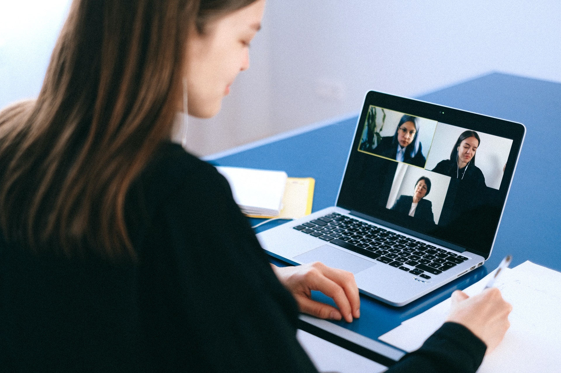 Over Three Quarters of Salespeople Now Use Virtual Meetings: How to Adapt to This New Trend